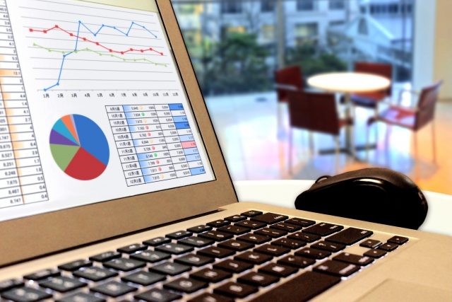 表計算でグラフを作成しているパソコン画面