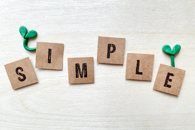 SIMPLEの単語を構成するコルクのプレート