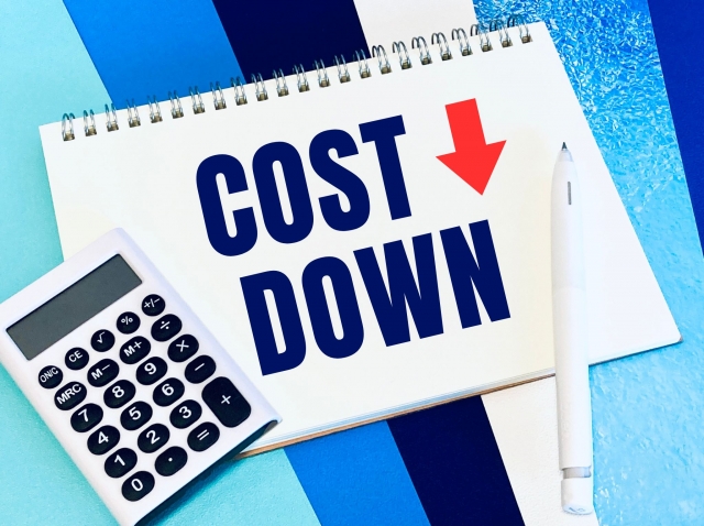 コストダウンと書かれたノートと計算機